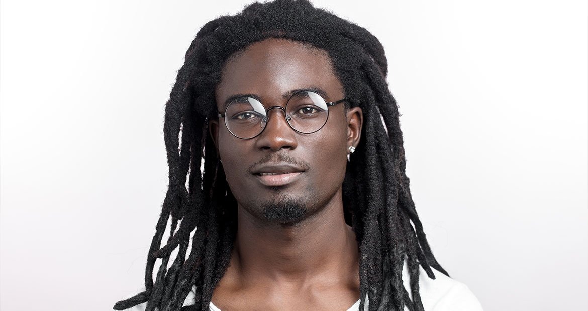 Homem com cabelo masculino longo em dreadlocks